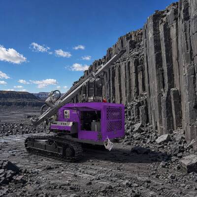 All Terrain Mining DTH Drilling Rig High Climbing Ability Drilling Rig Equipment Multifunctional Borehole Drilling Rig 